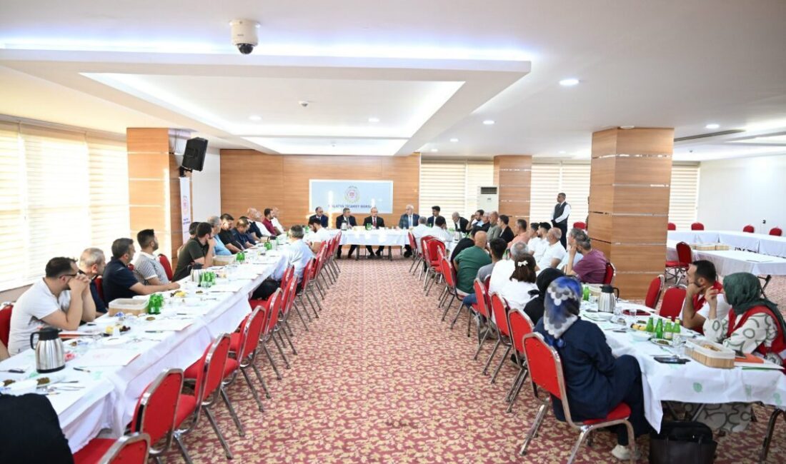 Malatya Valisi Seddar Yavuz’un ihracatçılarla bir araya geldi. Malatya Ticaret