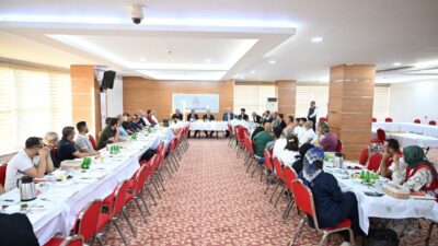 Malatya Valisi Seddar Yavuz’un ihracatçılarla bir araya geldi. Malatya Ticaret