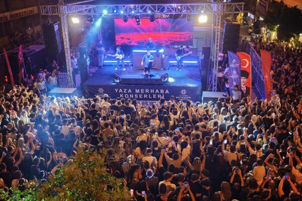 Aydın Büyükşehir Belediyesinin düzenlediği Yaz Konserleri kapsamında sanatçı Eypio, Nazilli