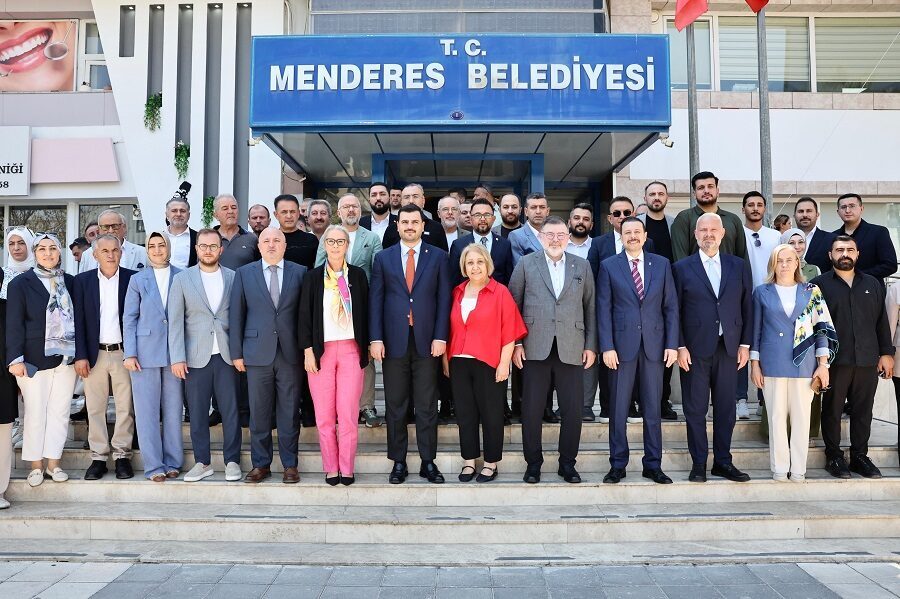 AK Parti Genel Sekreteri ve İzmir Milletvekili Eyüp Kadir İnan,