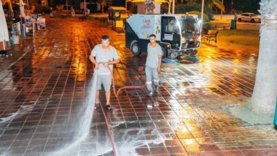 Alanya Belediyesi Temizlik İşleri Müdürlüğü ekipleri, kentin turistik noktalarından İskele