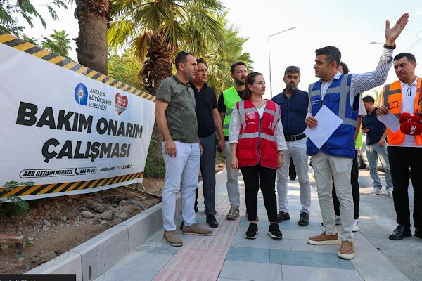 Antalya Büyükşehir Belediyesi’nin kent genelindeki kaldırım ve çevre düzenleme çalışmaları