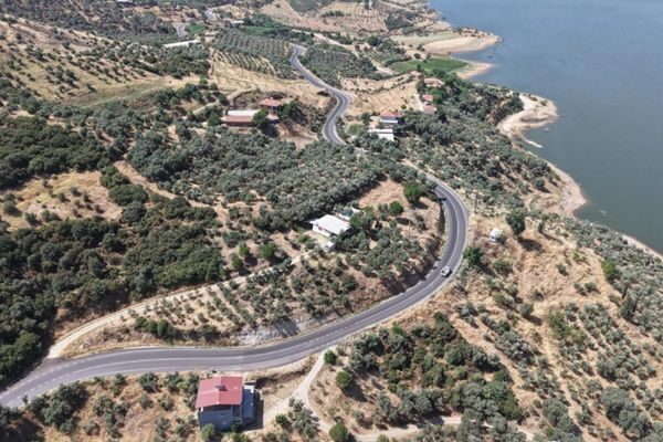 Beydağ’da uzun süredir yenilenmesi beklenen 5,5 kilometrelik Karaoba Baraj Yolu’nun