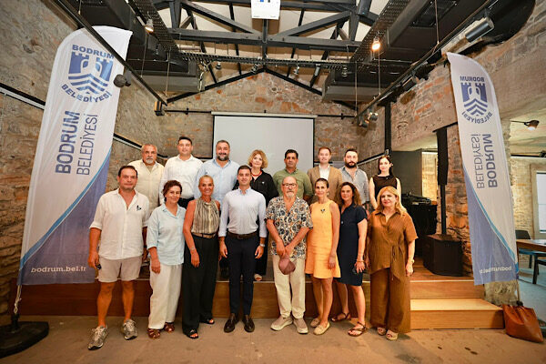Bodrum Trafo Kafe’de düzenlenen proje tanıtım toplantısına Bodrum Belediye Başkanı