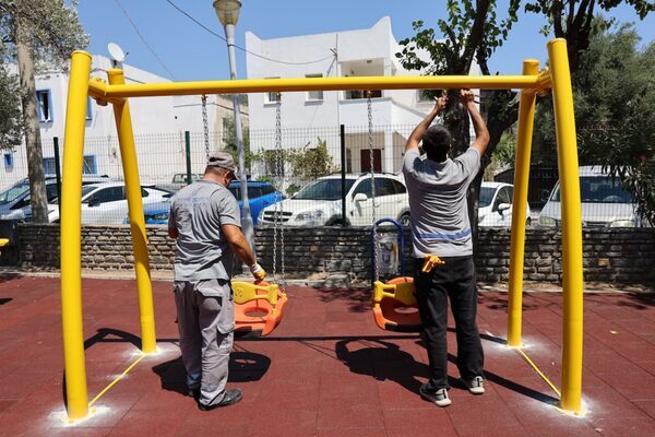 Bodrum Belediyesi, ilçe genelindeki park ve yeşil alanlarda yürüttüğü bakım,