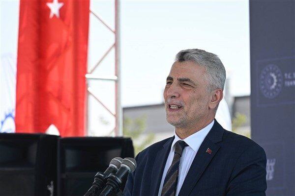 Ticaret Bakanı Ömer Bolat, Arhavi Belediyesini ziyaret etti. Bolat, Artvin