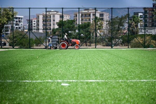 Bornova Belediyesinden yapılan açıklamada, yürütülen çalışmalar kapsamında Doğanlar Stadı’nın tribünleri,