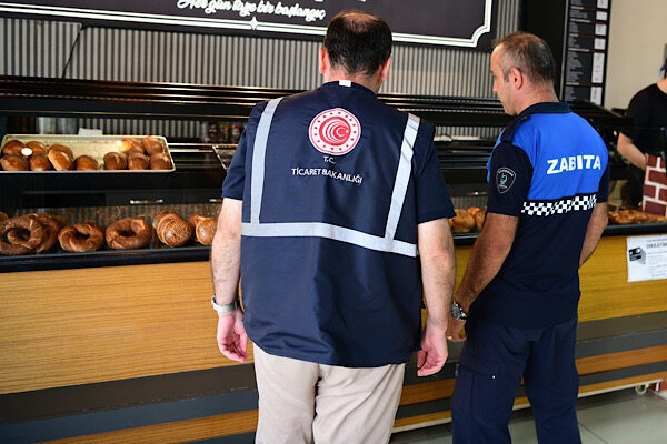 Çayırova Belediyesi Zabıta Müdürlüğü ekipleri, ilçe genelinde pazar yerleri, kırtasiyeler