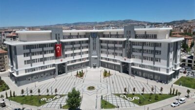 Belediyeden yapılan açıklamada, kendilerini belediye başkan yardımcısı olarak tanıtan bazı