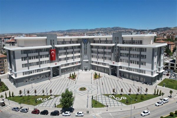 Belediyeden yapılan açıklamada, kendilerini belediye başkan yardımcısı olarak tanıtan bazı