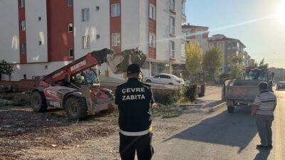 Çorum Belediyesi ekipleri, şehir içerisinde boş bir arsaya kaçak şekilde