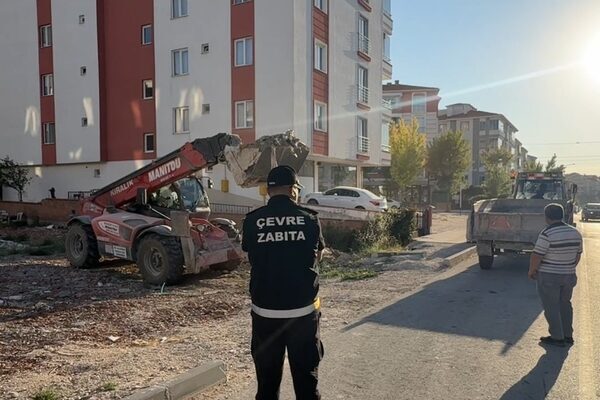 Çorum Belediyesi ekipleri, şehir içerisinde boş bir arsaya kaçak şekilde
