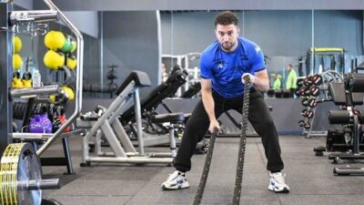 Yaklaşık 9 bin metrekare kapalı alana sahip tesiste yarı olimpik