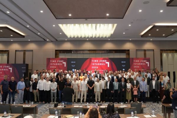 Toplantıda, 2027 sezonuna yönelik koleksiyonlar ülke temsilcilerine tanıtılırken, distribütörler kendi