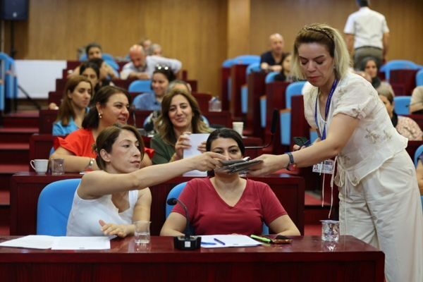Meclis Toplantı Salonu’nda gerçekleştirilen oturumda, daha önce Meclis 1. Başkan