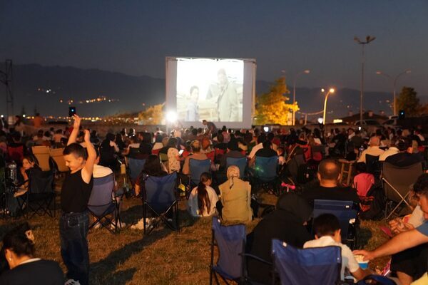 Düzce Belediyesi, yaz dönemine özel düzenlediği “Açık Hava Sinema Akşamları”