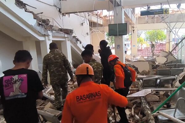 Endonezya’nın Flores Adası açıklarında meydana gelen 7,7 büyüklüğündeki depremde hayatını kaybedenlerin