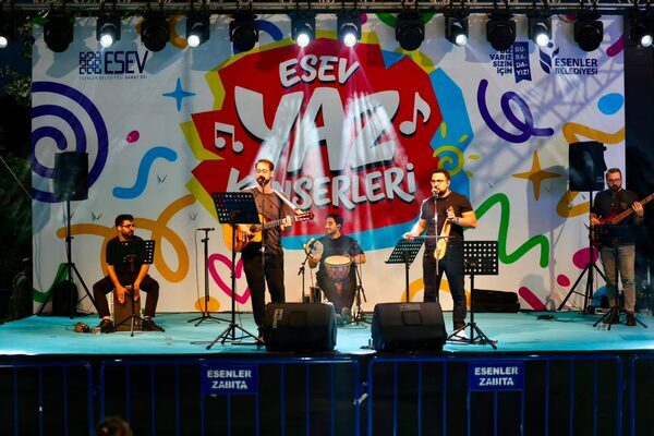 Esenler Belediyesi tarafından düzenlenen ESEV Yaz Konserleri, yaz boyunca farklı