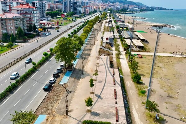 Yol kenarlarına düzensiz şekilde park edilen araçların trafik güvenliğini tehdit