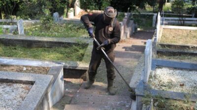 Giresun Belediyesi, kent genelindeki mezarlıklarda bakım ve temizlik çalışmalarını sürdürüyor.