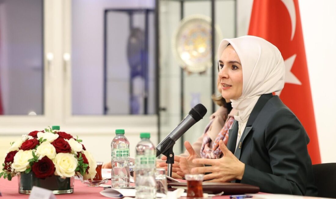 Aile ve Sosyal Hizmetler Bakanı Mahinur Özdemir Göktaş, Mardin’de vatandaşlarla