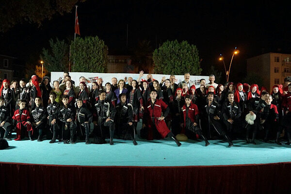 Gölcük Anıtpark’ta düzenlenen “Uluslararası Kafkas Folklor” etkinliğinde, Türkiye ve Gürcistan’dan