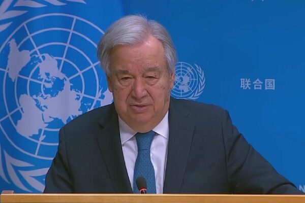 Guterres, açıklamasında Annan için, “Kofi Annan benim akıl hocam ve