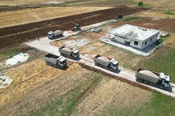 Haliliye Belediyesi, kırsal mahallelerde yürüttüğü yol ve üstyapı çalışmalarına devam