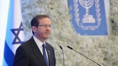 İsrail Cumhurbaşkanı Isaac Herzog, geçen yıl yaşanan orman yangınlarının etkilerine
