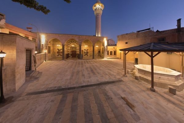 Kültür ve Turizm Bakanı Mehmet Nuri Ersoy, iki caminin restorasyon