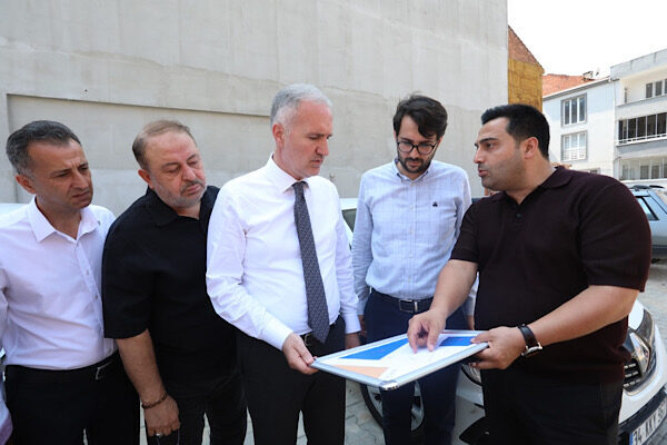 İnegöl Belediyesi, Orhaniye Mahallesi’nde sokak aralarındaki parklanma sorununa çözüm amacıyla