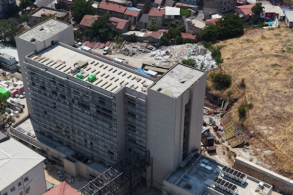 İzmir Büyükşehir Belediyesi Eşrefpaşa Hastanesi’nin yeni ek hizmet binasında inşaat