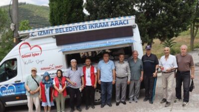İzmit Belediyesi’nin kent genelinde sürdürdüğü cuma namazı sonrası ikram programı