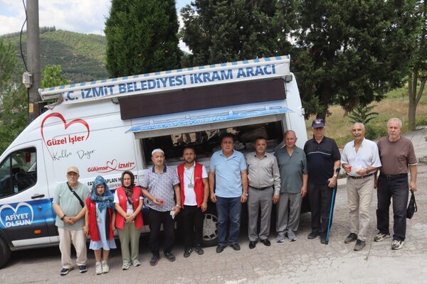 İzmit Belediyesi’nin kent genelinde sürdürdüğü cuma namazı sonrası ikram programı