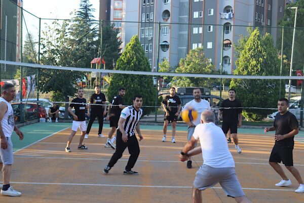 İzmit Belediyesi tarafından düzenlenen Fevzi Çakmak Mahallesi Voleybol Turnuvası, sporseverleri