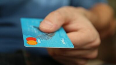 Ortalama üzerinde seyreden sektörler arasında akaryakıt, gıda, eğitim, havayolları, hizmet,