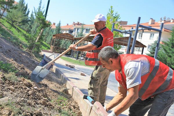 Keçiören Belediyesi, ilçe genelindeki parklarda bakım, onarım ve çevre düzenleme