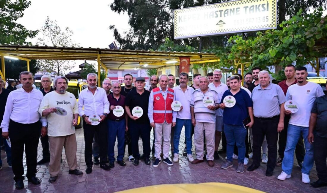 Kepez Belediye Başkanı Mesut Kocagöz, Sütçüler Mahallesi’nde esnafı ziyaret ederek