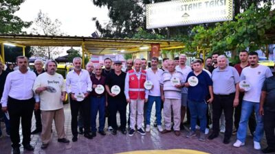 Kepez Belediye Başkanı Mesut Kocagöz, Sütçüler Mahallesi’nde esnafı ziyaret ederek