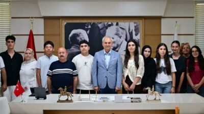 Kepez Belediye Başkanı Mesut Kocagöz, başarı gösteren öğrencileri makamında ağırlayarak