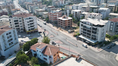 Bursa Büyükşehir Belediyesi, Kestel ilçesindeki Eğitim Caddesi’nde yürüttüğü asfalt kaplama