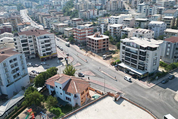 Bursa Büyükşehir Belediyesi, Kestel ilçesindeki Eğitim Caddesi’nde yürüttüğü asfalt kaplama