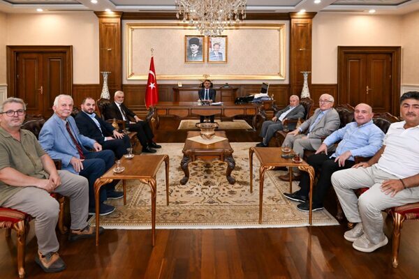 Kocaeli Eğitim Gönüllüleri Derneği Başkanı Feyzi Utaş ve beraberindeki yönetimi,