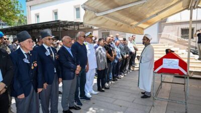 Kocaeli Valisi İlhami Aktaş, hayatını kaybeden Kıbrıs Gazisi Hasan Ahtan
