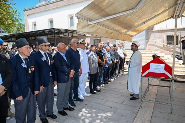 Kocaeli Valisi İlhami Aktaş, hayatını kaybeden Kıbrıs Gazisi Hasan Ahtan