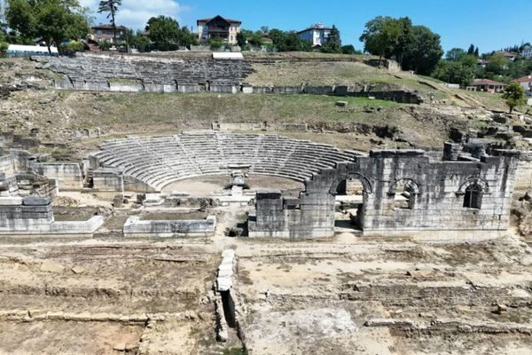 Konuralp Antik Tiyatrosu’nda yürütülen kazı çalışmalarında son aşamaya yaklaşılırken, alanın