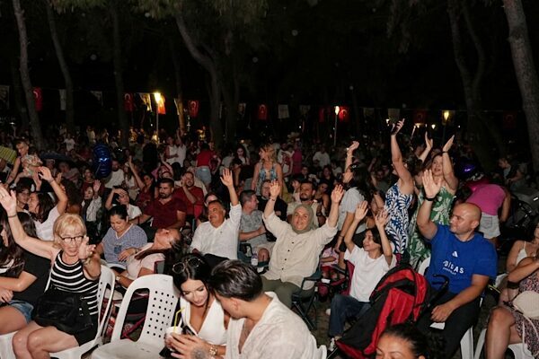 Konyaaltı Belediyesi tarafından HayatPark’ta VoSahne Konseri düzenlendi. Etkinliğe yüzlerce vatandaş