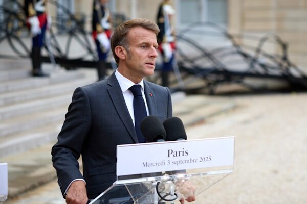 Fransa Cumhurbaşkanı Emmanuel Macron, Fransız gazeteci ve radyo programcısı Philippe