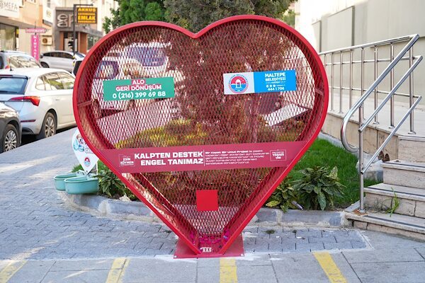 Maltepe Belediyesi’nin “Bir Kapak Bir Umut” isimli plastik kapak toplama