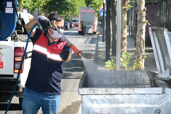 Manisa Büyükşehir Belediyesi, il genelindeki çöp konteynerlerinde temizlik, dezenfeksiyon ve